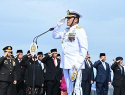 Kepala Staf TNI Angkatan Laut Laksamana TNI Dr. Muhammad Ali,SE,,M,,M,M,Tr,Opsla, Memimpin Peringatan Hari Pahlawan Tahun 2025 Dari Atas KRI Brawijaya-320