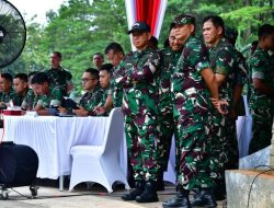 Kepala Staf TNI Angkatan Laut Laksamana TNI Dr. Muhammad Ali, SE,,M,,M,M,Tr,Opsla, Mendampingi Panglima TNI Meninjau Gladi Model Latihan TNI Tahun 2025
