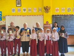 Edukasi Finansial Ala KKN-T Unesa: Siswa SDN 2 Tulusbesar Antusias Belajar Pentingnya Menabung