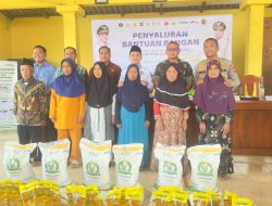 Pemkab Mojokerto Salurkan Bantuan Pangan Beras dan Minyak Goreng