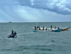 KRI Hiu-634 Berhasil Mengevakuasi 5 Orang Penumpang Dalam Operasi Search And Rescue KM Jolor Mengalami Kerusakan Mesin