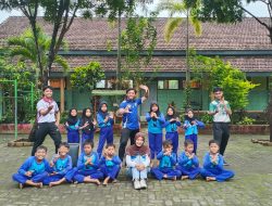 Upaya Pembinaan Karakter dan Fisik: Mahassiwa FIKK KKN-T Unesa Kenalkan Gerakan Dasar Bela Diri pada Siswa SD di Desa Tulusbesar