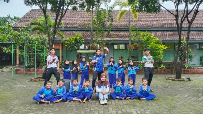 Upaya Pembinaan Karakter dan Fisik: Mahassiwa FIKK KKN-T Unesa Kenalkan Gerakan Dasar Bela Diri pada Siswa SD di Desa Tulusbesar