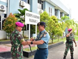 Komandan Pasmar 2 Mayjen TNI (Mar) Dr. Oni Junianto Menyematkan Brevet Kehormatan Kepada Kepala Kejaksaan Tinggi Jawa Timur