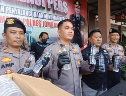 Polres Jombang Sita 800 Botol Arak Putih Saat Diangkut Menggunakan Mobil