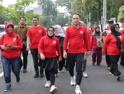 Semarak HUT PGRI dan HGN 2025, Wali Kota Eri Cahyadi bersama 15.000 Guru se-Surabaya Ikuti Jalan Sehat