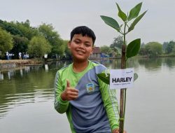Lindungi Pesisir dari Abrasi dan Risiko Banjir, Siswa SMPN 1 Surabaya Tanam 18.200 Mangrove